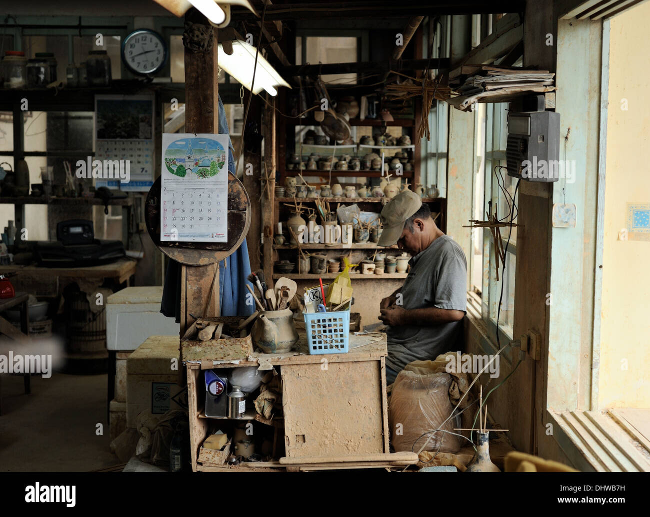 Un fotowalk al Tsuboya Pottery Village ha rivelato un artigiano duro al lavoro. Situato a Naha City, Okinawa. Foto Stock