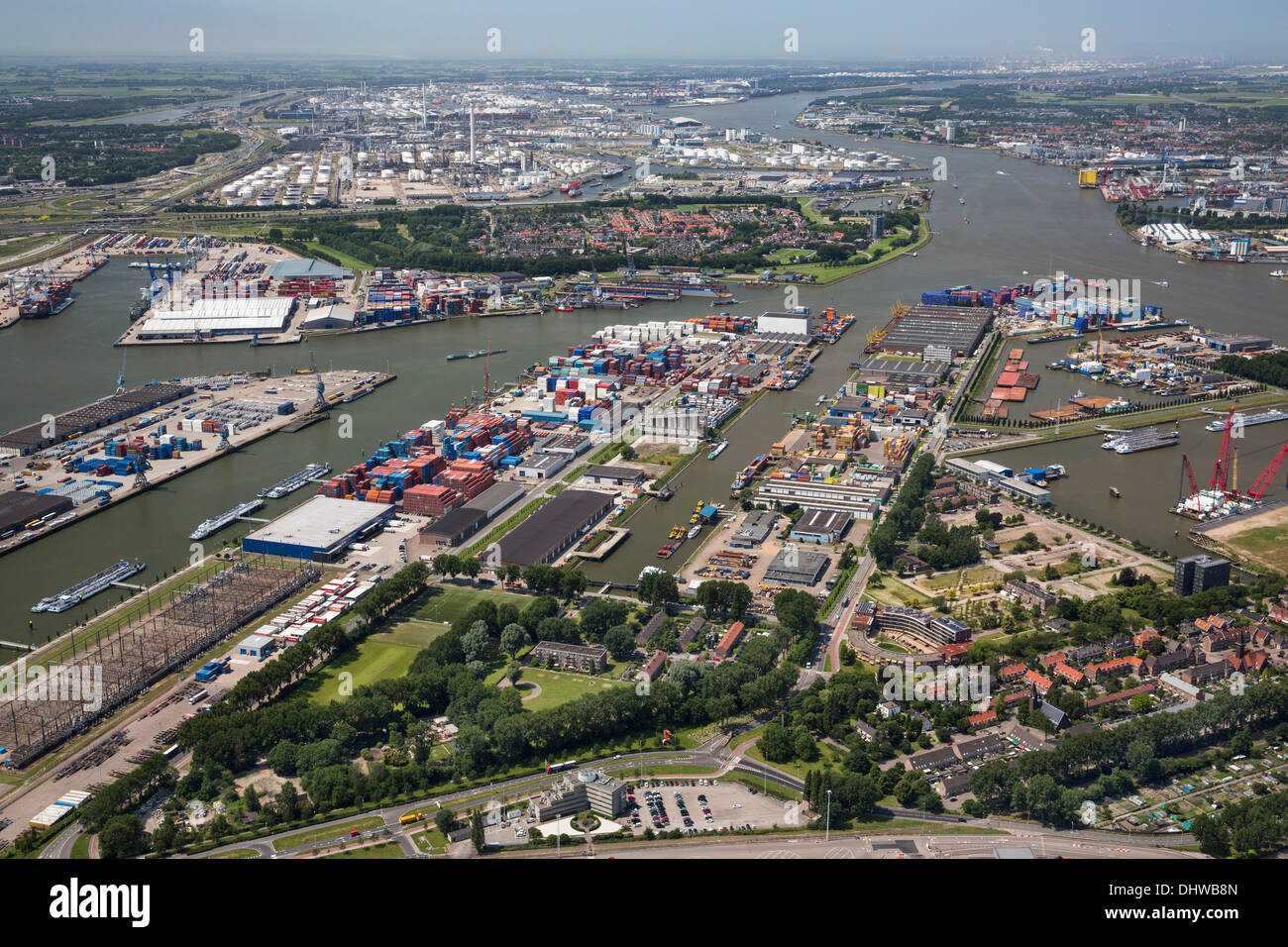 Paesi Bassi, Rotterdam, porto di Rotterdam. Stoccaggio di contenitori nella zona denominata Botlek. Antenna Foto Stock