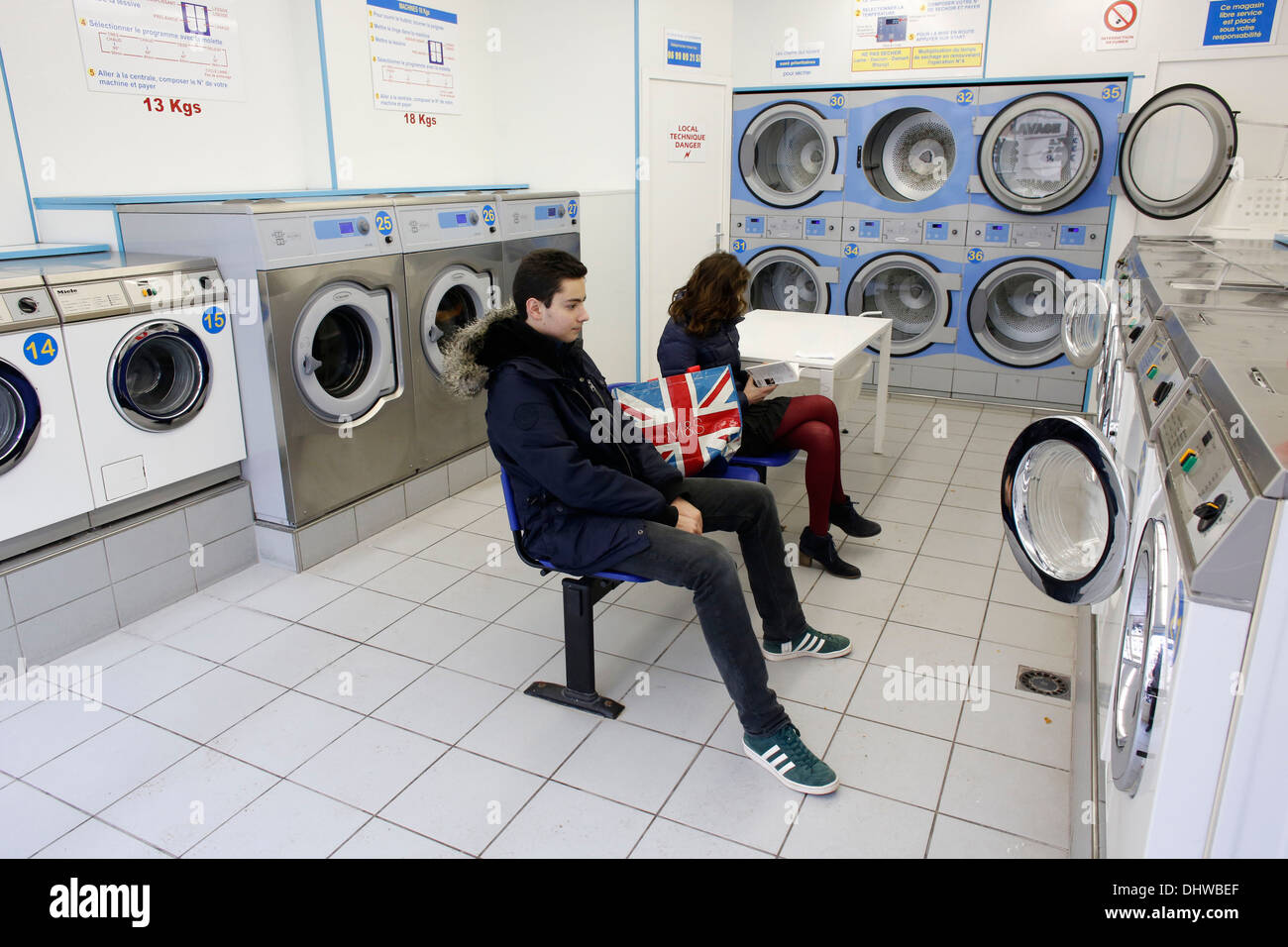 Gli adolescenti in una lavanderia a gettoni Foto Stock