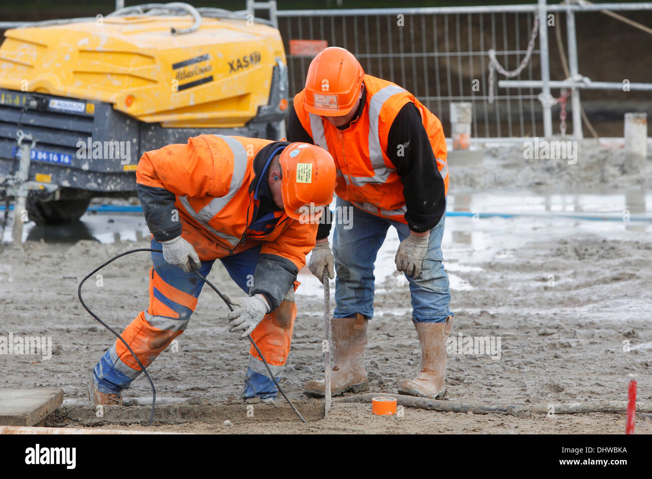 Lavoratori su un sito di costruzione Foto Stock