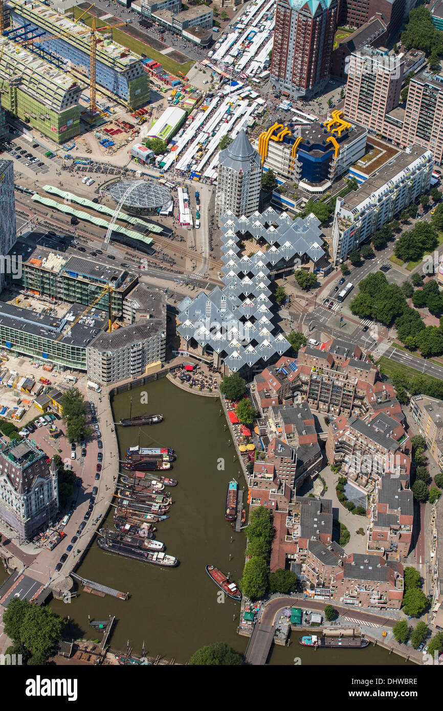 Paesi Bassi, Rotterdam, vista sul centro della città, con la stazione ferroviaria chiamato Blaak e case cubiche, architetto Jan Blom. Antenna Foto Stock