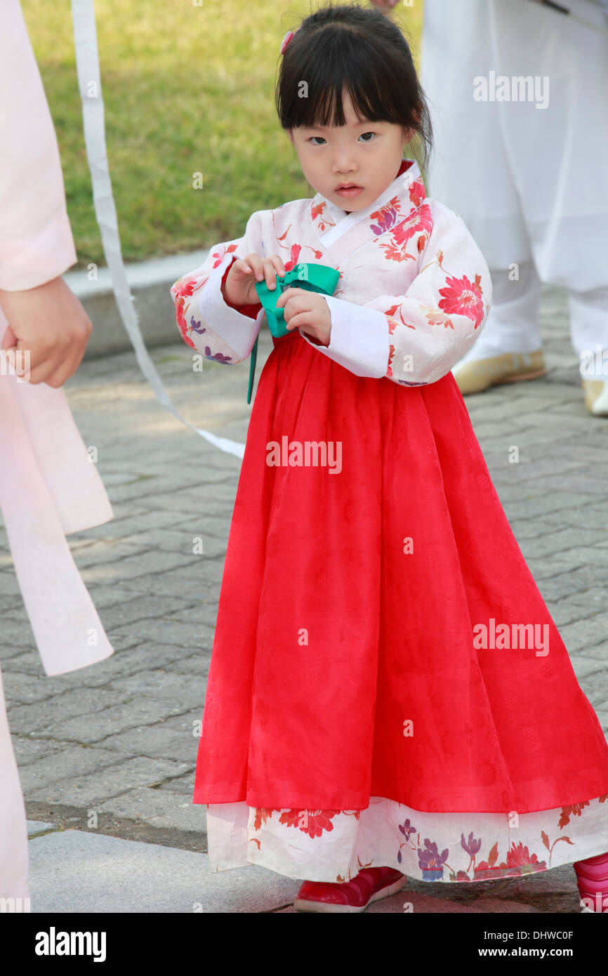 Corea del Sud, Seoul, bambina in abito tradizionale, Foto Stock