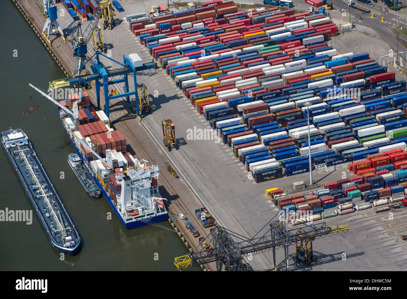 Paesi Bassi, Rotterdam, porto di Rotterdam. Contenitore storage. Antenna Foto Stock