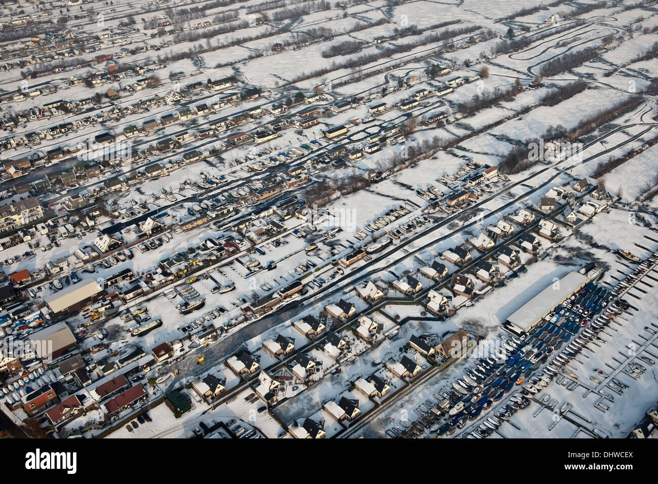 Paesi Bassi, Breukelen, inverno, casa per le vacanze vicino ai laghi ghiacciati chiamato Loosdrechtse Plassen. Antenna Foto Stock