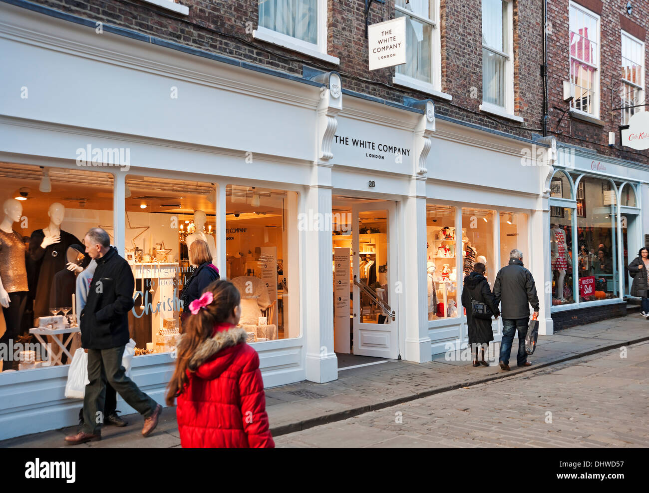 Le persone che camminano vicino alla finestra di Natale vengono esposte alla White Company Negozio Stonegate York North Yorkshire Inghilterra Regno Unito GB Gran Bretagna Foto Stock