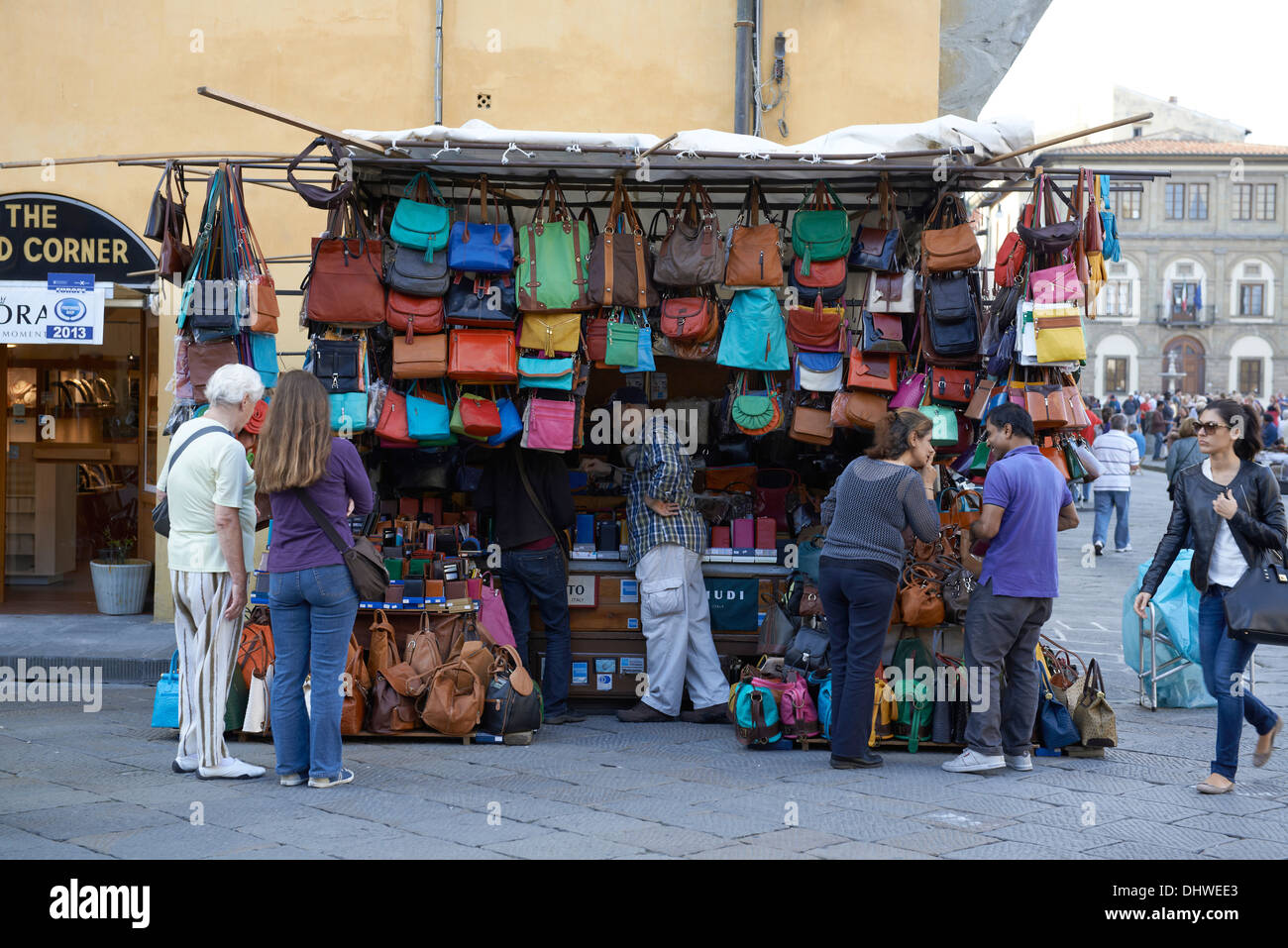 Una bancarella di mercato che vende borse in pelle a Firenze Italia Toscana  Foto stock - Alamy