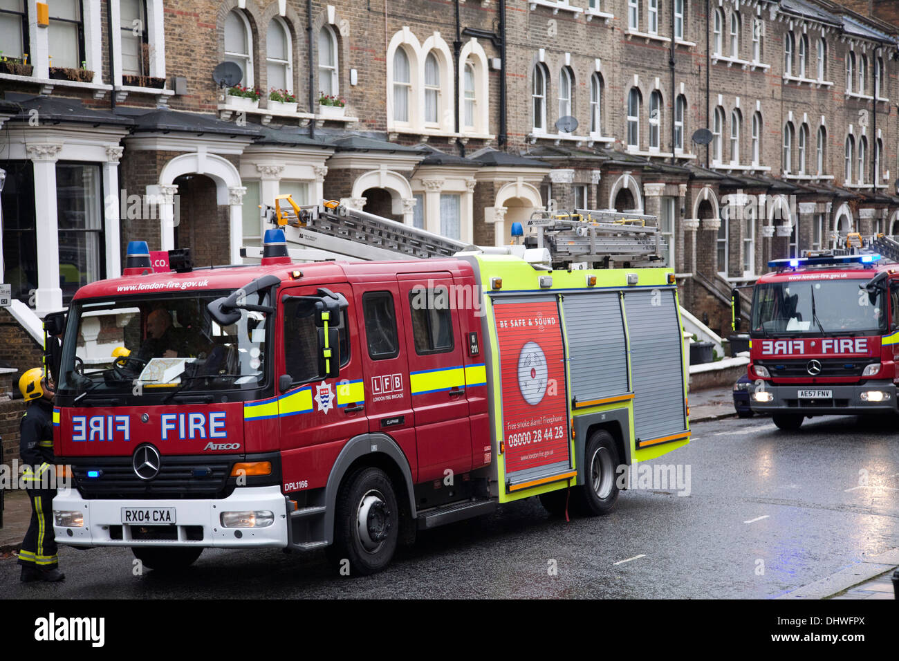 Motori Antincendio frequentando situazione sulla strada residenziale nel sud di Londra - Regno Unito Foto Stock