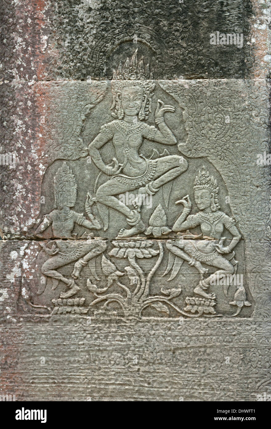 Tre Apsaras danza su fiori di loto Foto Stock