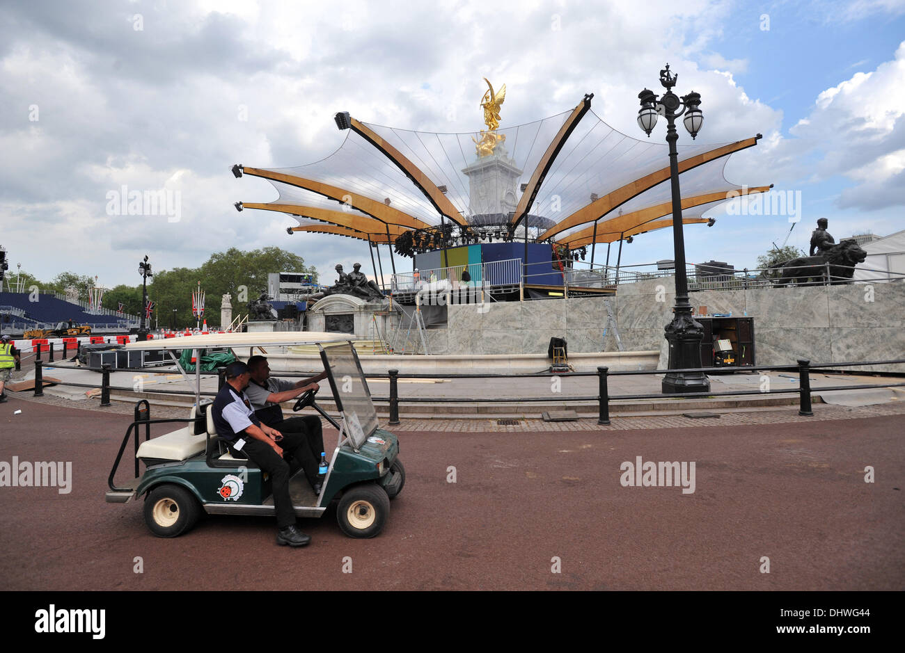 I preparativi per il Giubileo di diamante sono in corso intorno a Buckingham Palace. Londra, Inghilterra - 30.05.12 Foto Stock