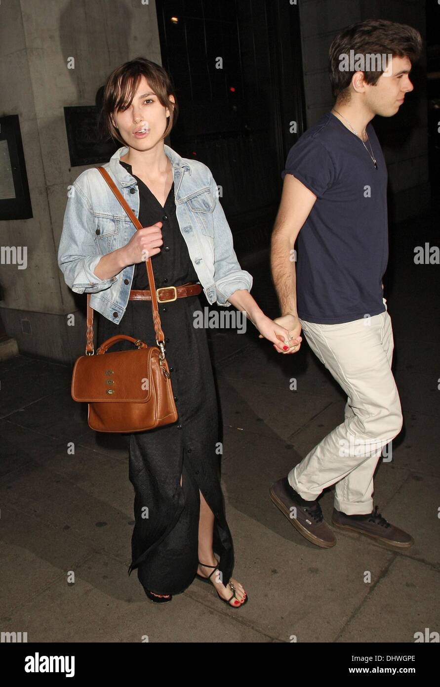 Keira Knightley e il suo fidanzato James Righton lasciando il Wolseley ristorante di Londra, Inghilterra - 31.05.12 Foto Stock