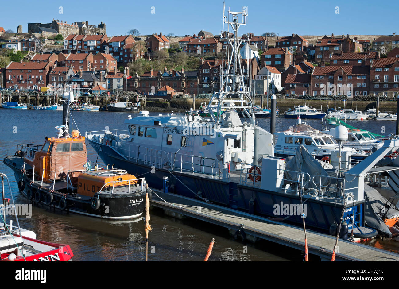 Nave di protezione della pesca nel porto di Whitby North Yorkshire Inghilterra Regno Unito Gran Bretagna Foto Stock