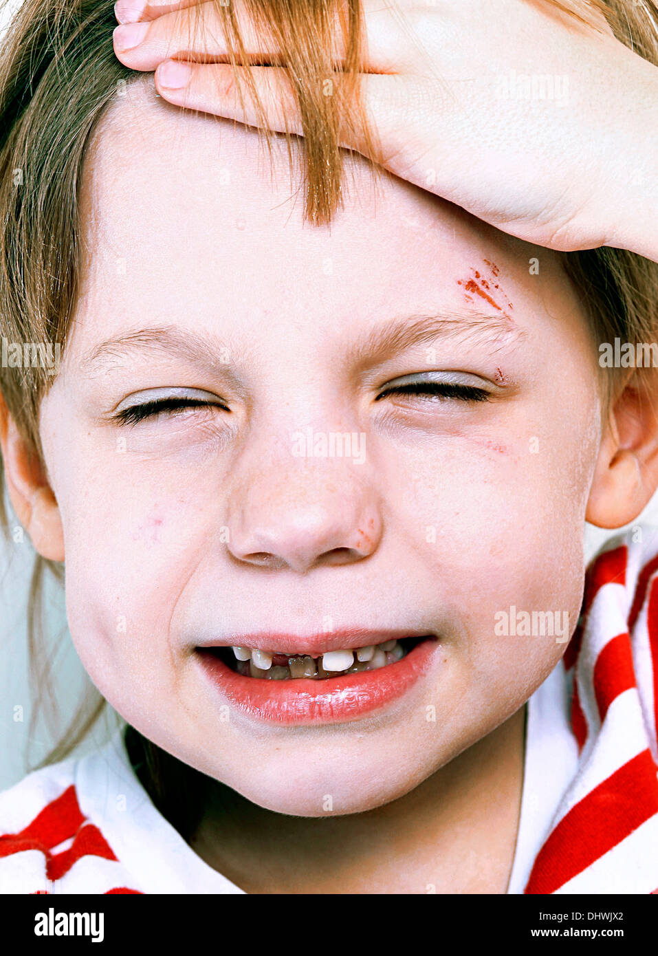 BAMBINO NEL DOLORE Foto Stock