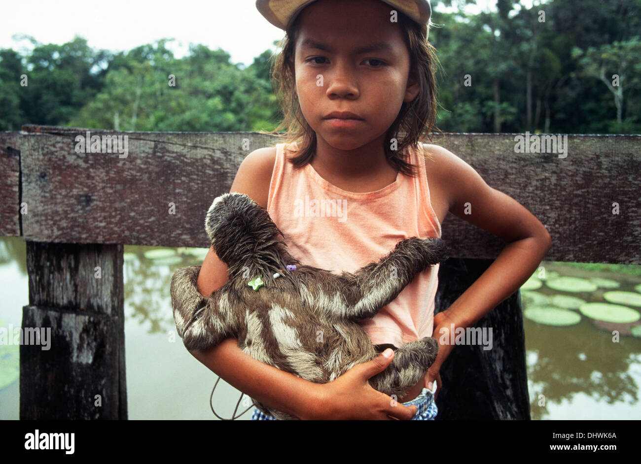 Bambino con il suo bradipo, Manaus, stato di Amazonas, Amazzonia, Brasile, Sud America Foto Stock