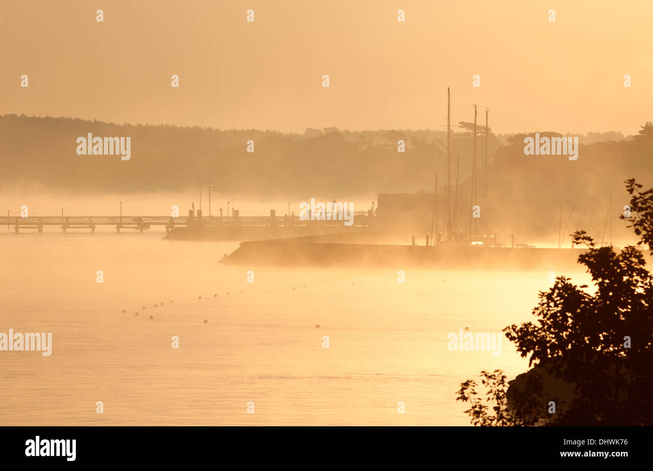 Yarmouth Pier e il mare di Yarmouth in early morning light foschia marina Yarmouth Isle of Wight Hampshire Inghilterra Foto Stock