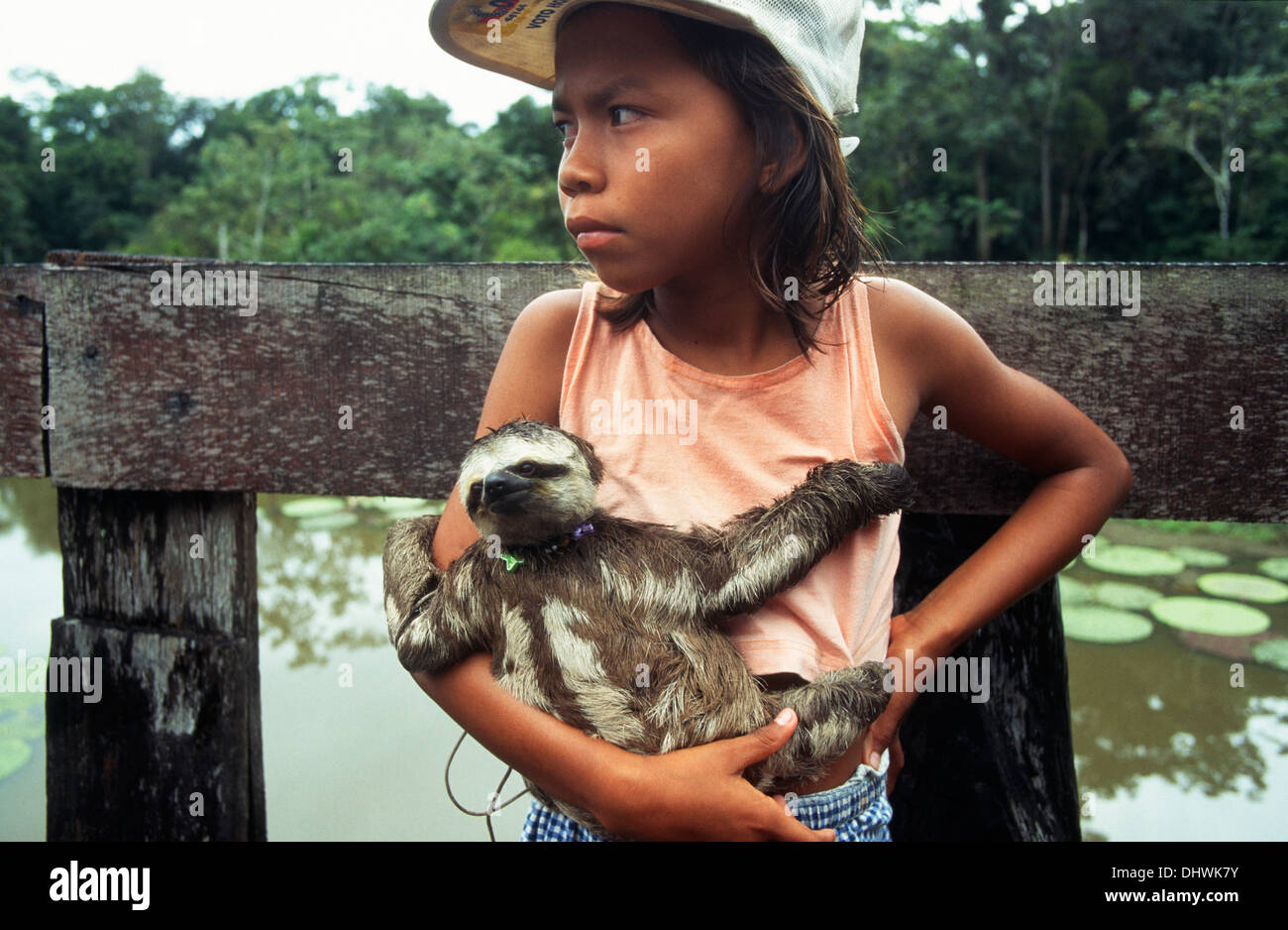 Bambino con il suo bradipo, Manaus, stato di Amazonas, Amazzonia, Brasile, Sud America Foto Stock