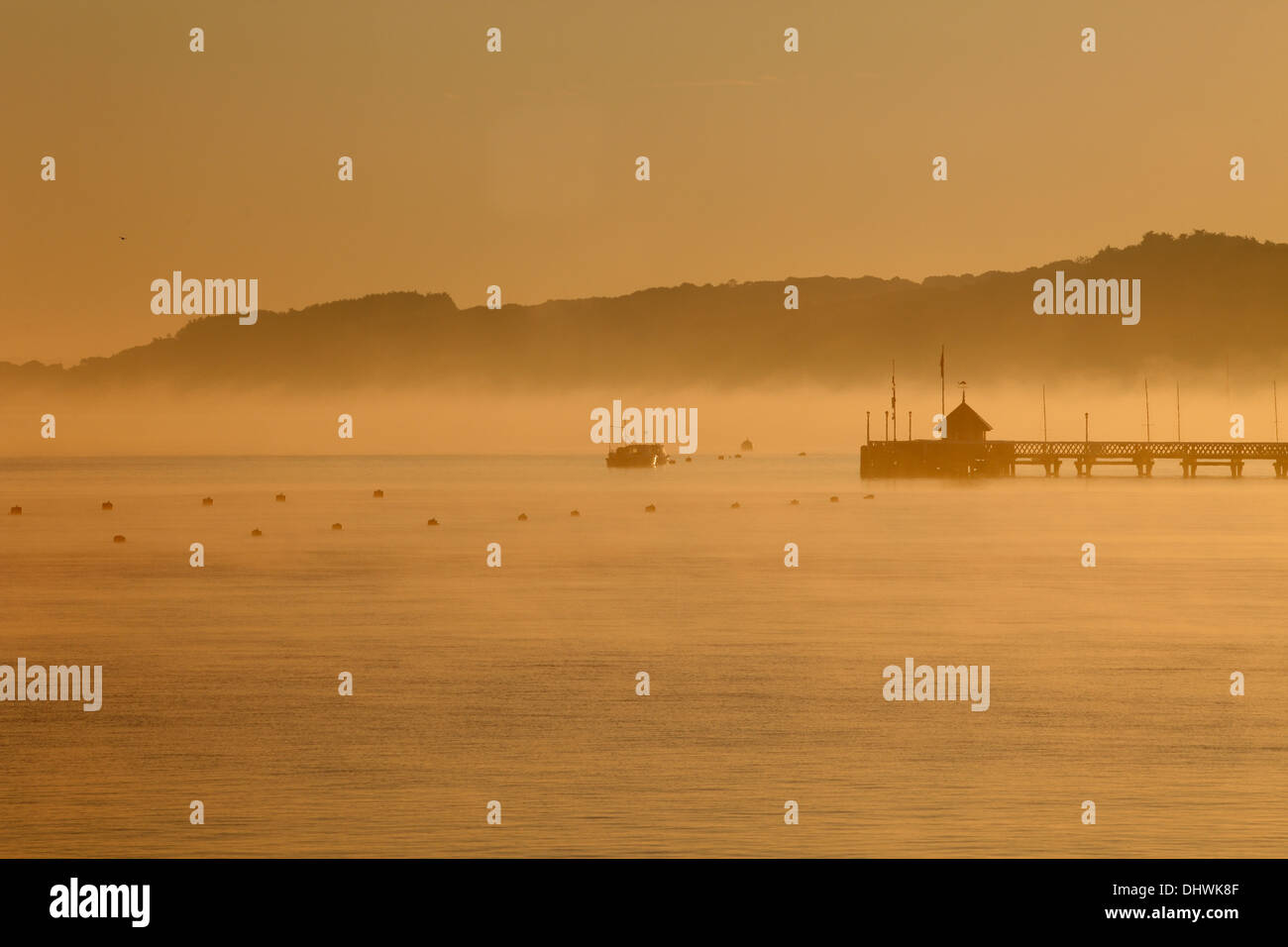 Yarmouth Pier e il mare di Yarmouth in early morning light foschia marina Yarmouth Isle of Wight Hampshire Inghilterra Foto Stock