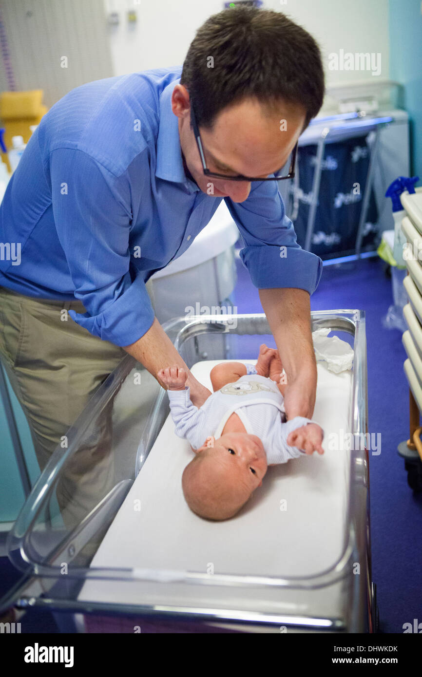 Padre & Neonato Foto Stock