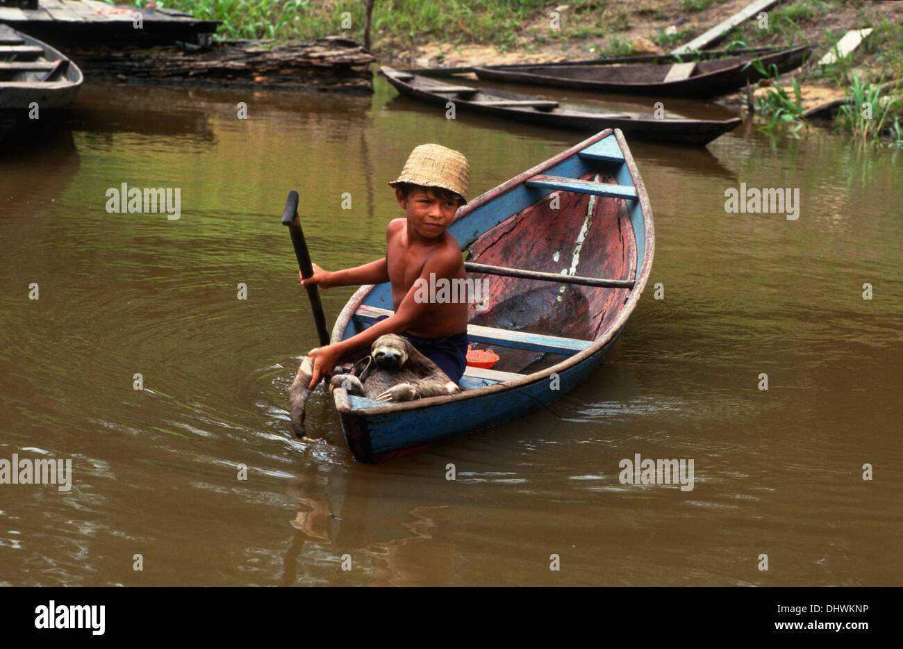 Bambino con il suo bradipo, Manaus, stato di Amazonas, Amazzonia, Brasile, Sud America Foto Stock