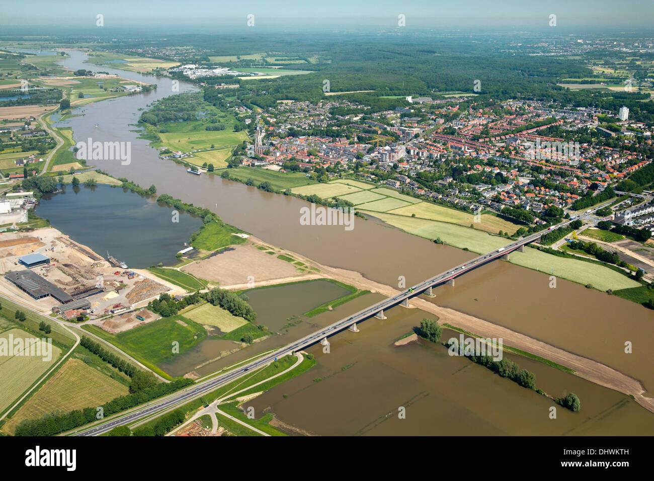 Paesi Bassi, Rhenen, vista sulla città e sul fiume Nederrijn. Antenna Foto Stock
