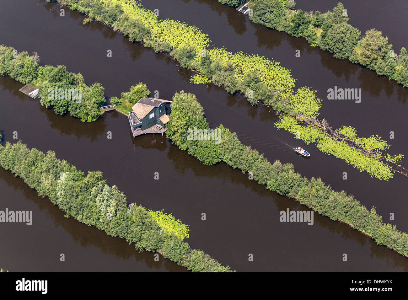 Paesi Bassi, Breukelen, palude, sport acquatici. Le piccole isole sono holiday house progettata dall architetto Gerrit Rietveld. Antenna Foto Stock