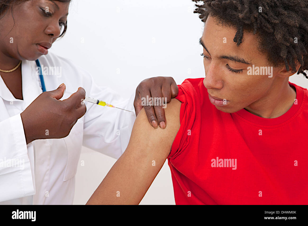 La vaccinazione di un adolescente Foto Stock