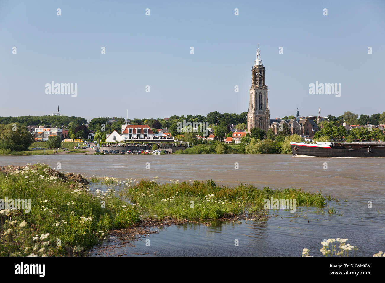 Paesi Bassi, Rhenen. Vista sulla città al fiume Nederrijn. Barge, navigazione nave. Foto Stock
