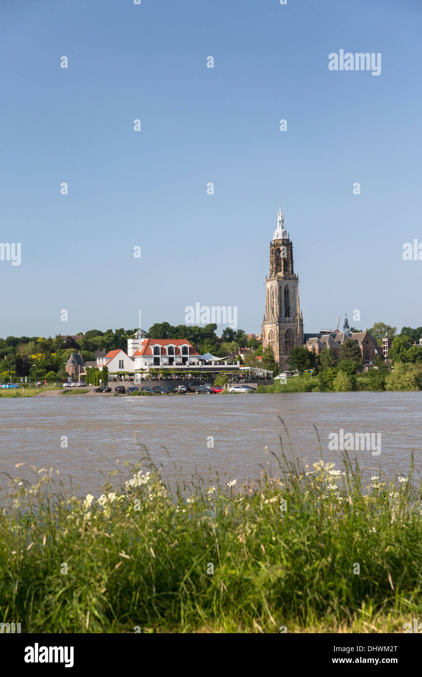 Paesi Bassi, Rhenen. Vista sulla città al fiume Nederrijn. Foto Stock