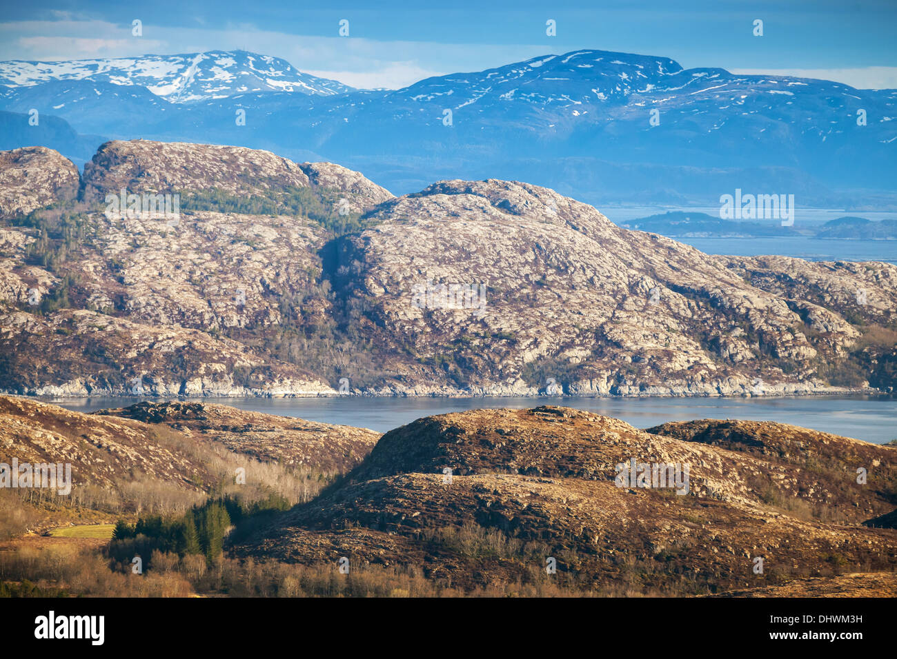 Norwegian paesaggio di montagna con acqua di mare nel fiordo Foto Stock