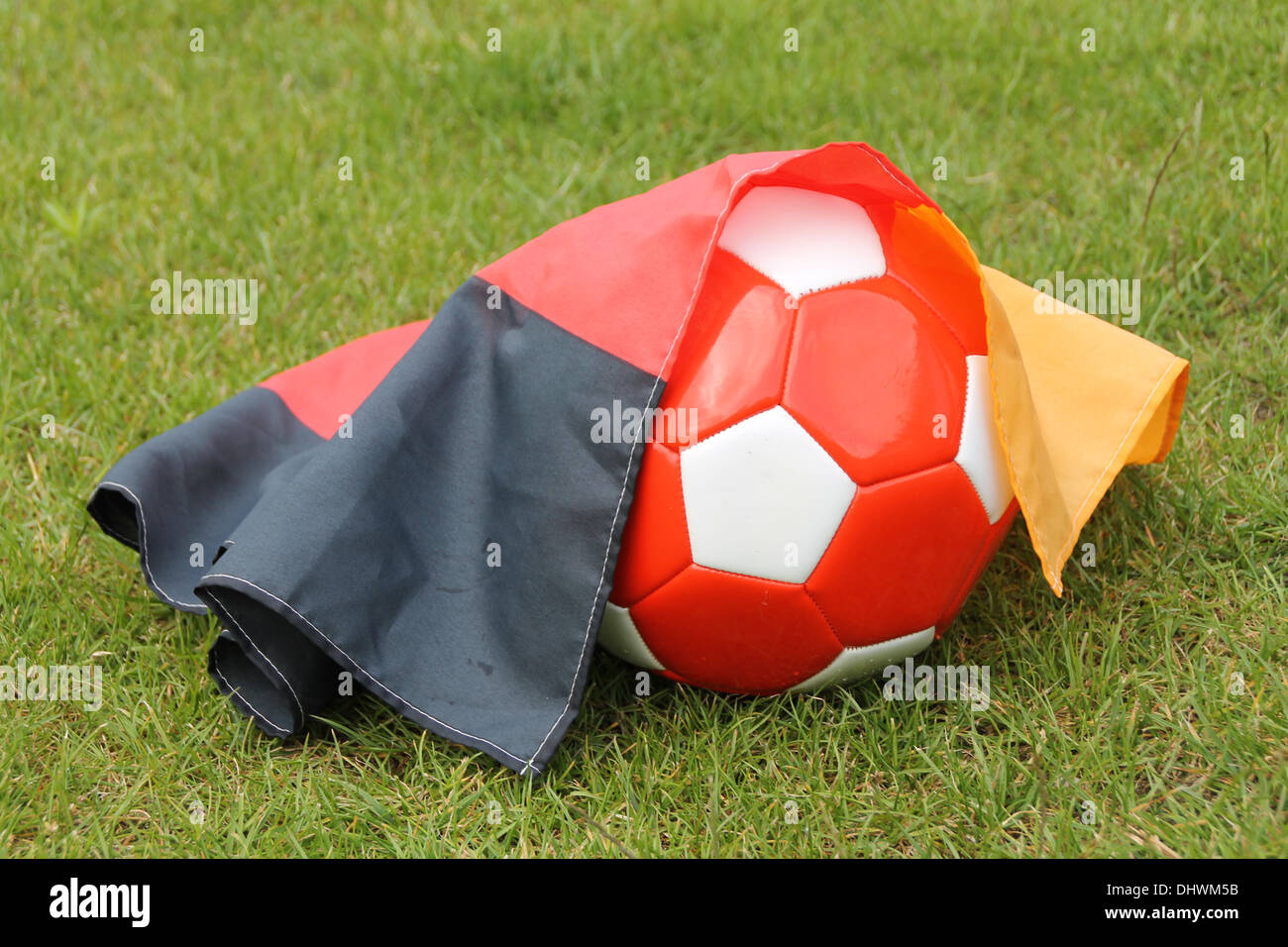 Un campo di calcio con una bandiera tedesca Foto Stock