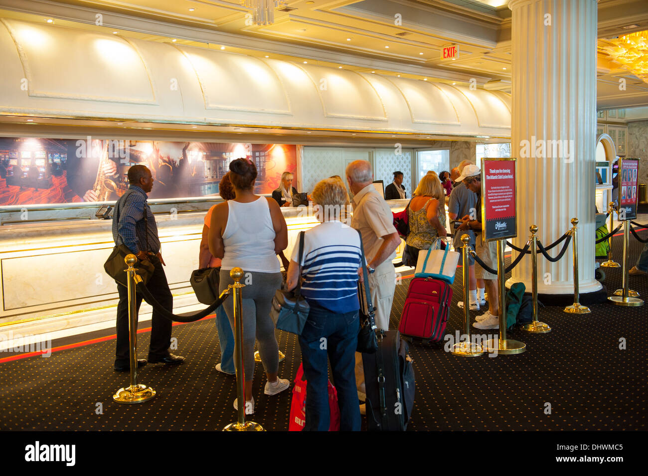 USA America New Jersey NJ N.J. Atlantic City line per il check-in presso l'Atlantic Club Hotel Casino turisti holiday controllo Foto Stock
