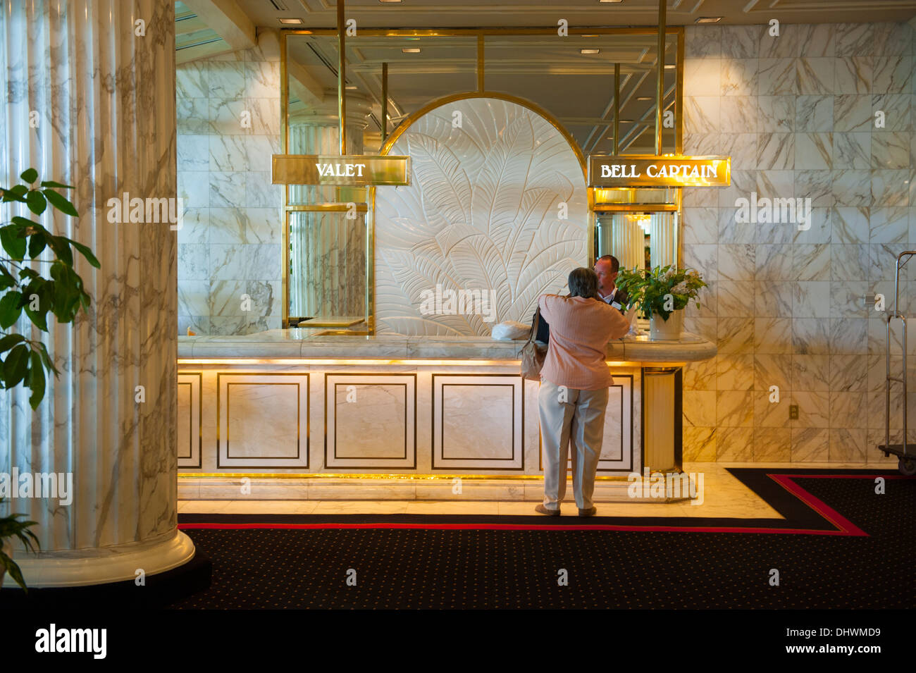 USA America New Jersey NJ N.J. Atlantic City hotel un ospite al portiere stand desk presso l'Atlantic Club Hotel Casino Foto Stock