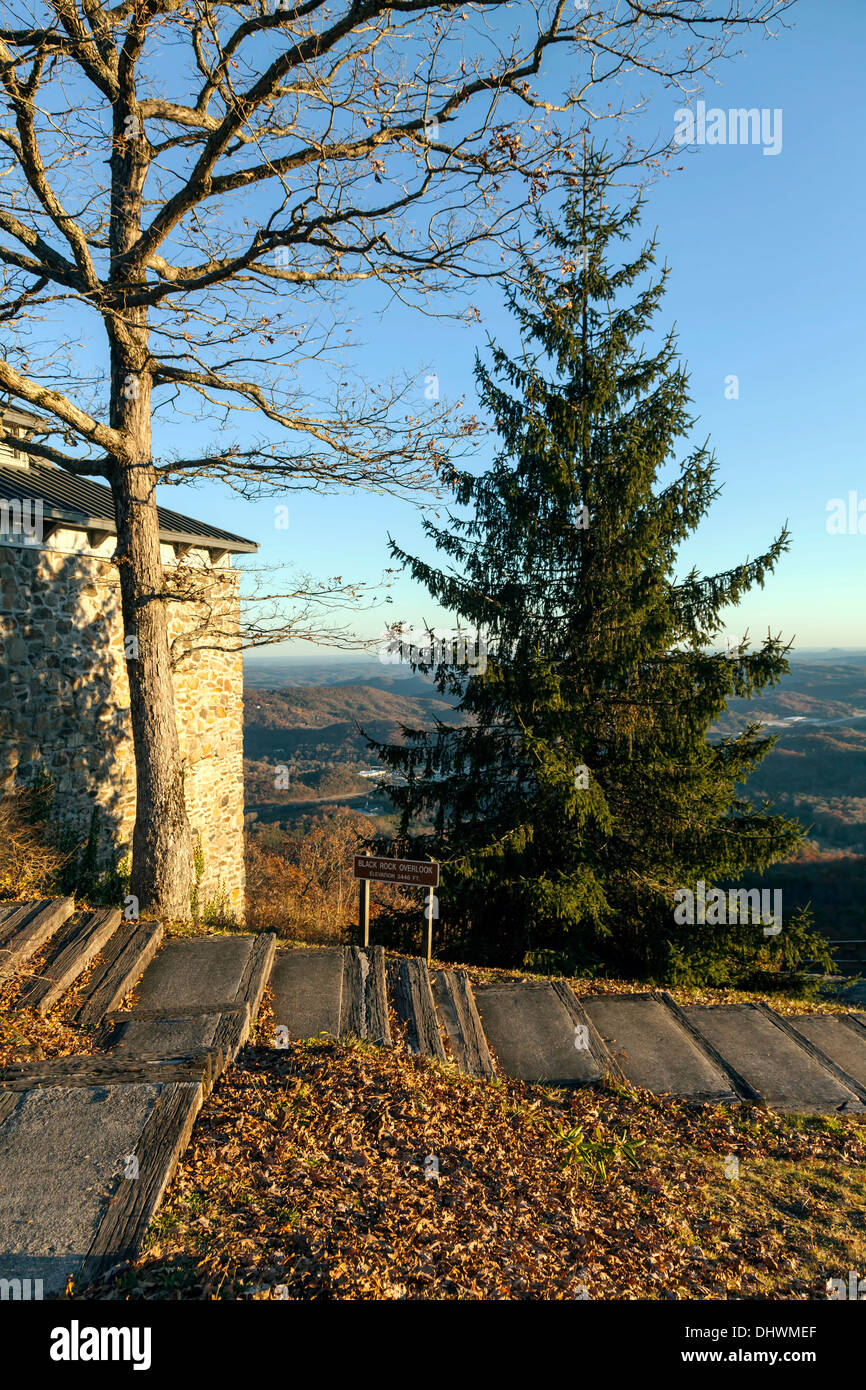 Centro visitatori e vista dall'alto del Black Rock Mountain si affacciano al tramonto vicino Clayton, Georgia. Stati Uniti d'America Foto Stock