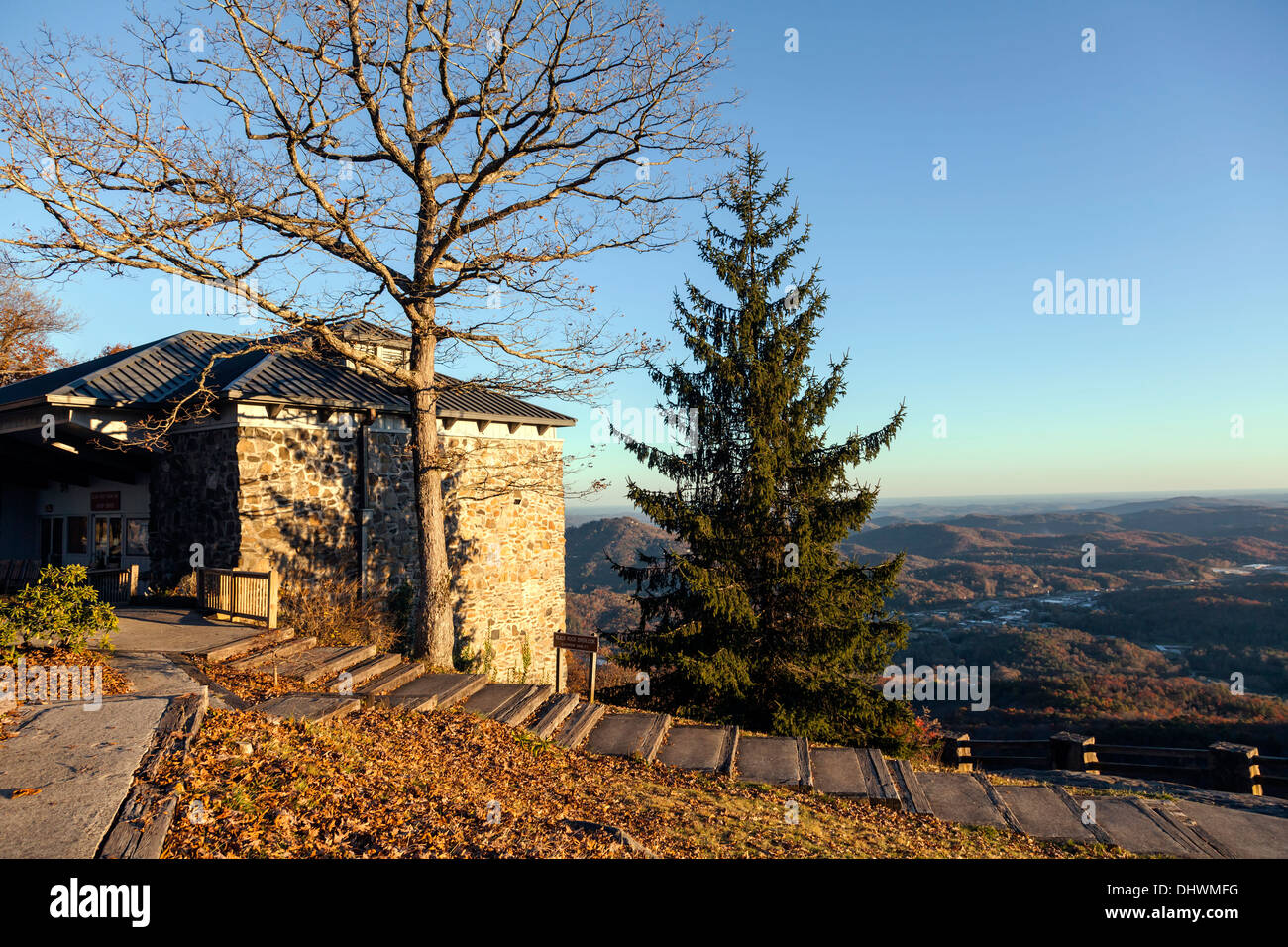 Centro visitatori e vista dall'alto del Black Rock Mountain si affacciano al tramonto vicino Clayton, Georgia. Stati Uniti d'America Foto Stock