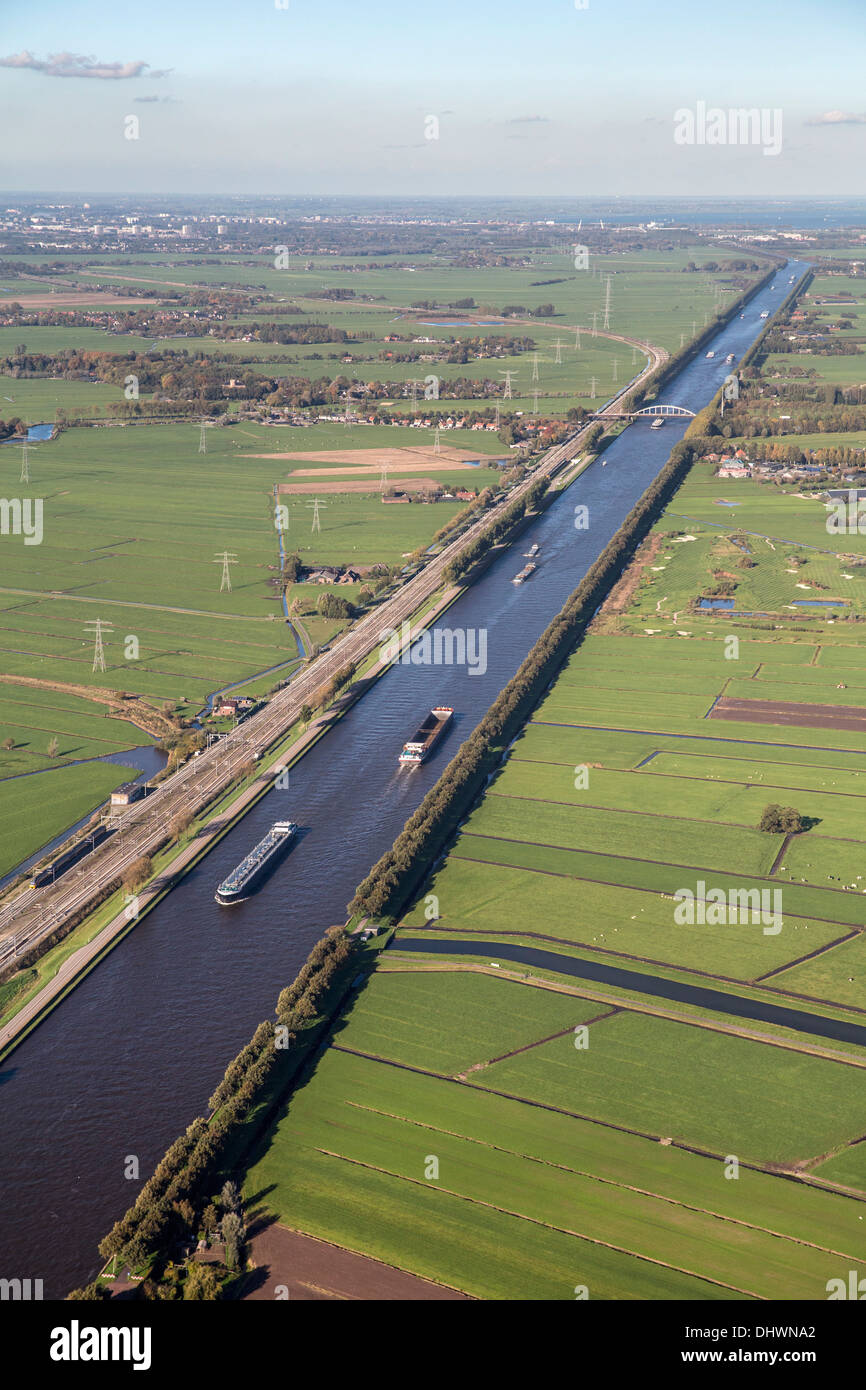 Paesi Bassi, Loenersloot, navi da carico sul canale chiamato Amsterdam-Rijnkanaal. Antenna Foto Stock