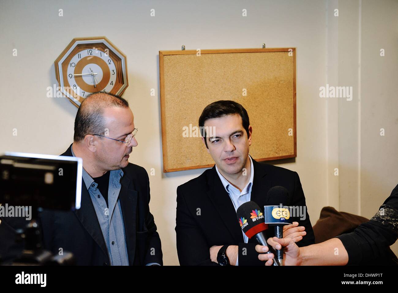 Salonicco, Grecia. Xiv Nov, 2013. Alexis Tsipras rilascia un intervista durante la sua visita in televisione pubblica (ERT) uffici di Salonicco. Alexis Tsipras, leader del Greco ala sinistra del partito SYRIZA ha visitato la tv pubblica uffici a Salonicco al fine di esprimere il suo sostegno alla televisione pubblica dipendenti. L'edificio è occupato dal TV dipendenti dal giugno del credito: Giannis Papanikos/NurPhoto/ZUMAPRESS.com/Alamy Live News Foto Stock