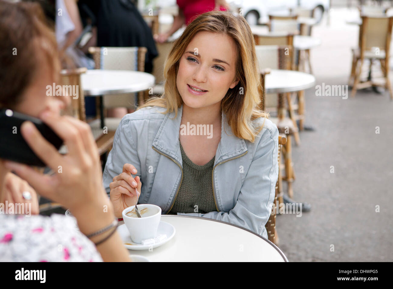 COFFEE SHOP, tavoli all aperto Foto Stock
