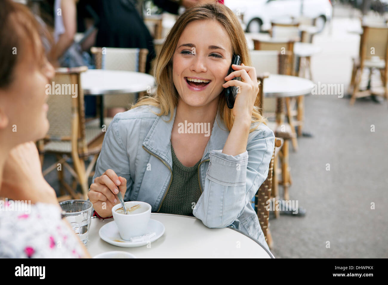 COFFEE SHOP, tavoli all aperto Foto Stock