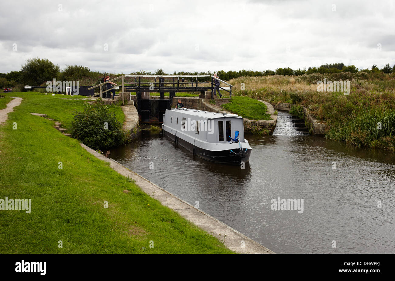 Narrowboat con nessuna vernice superiore a Rufford, Lancashire Foto Stock