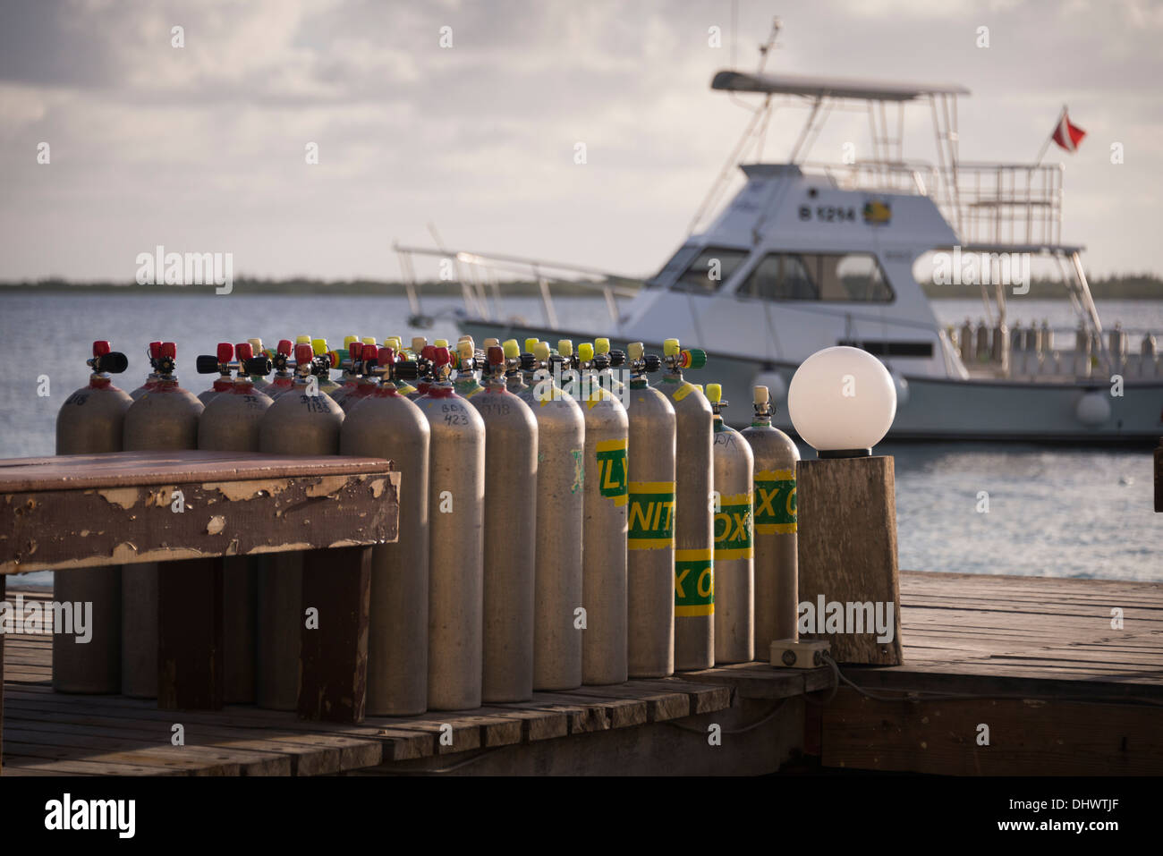 Scuba diving cilindri sul pontile in Bonaire, Antille olandesi Foto Stock