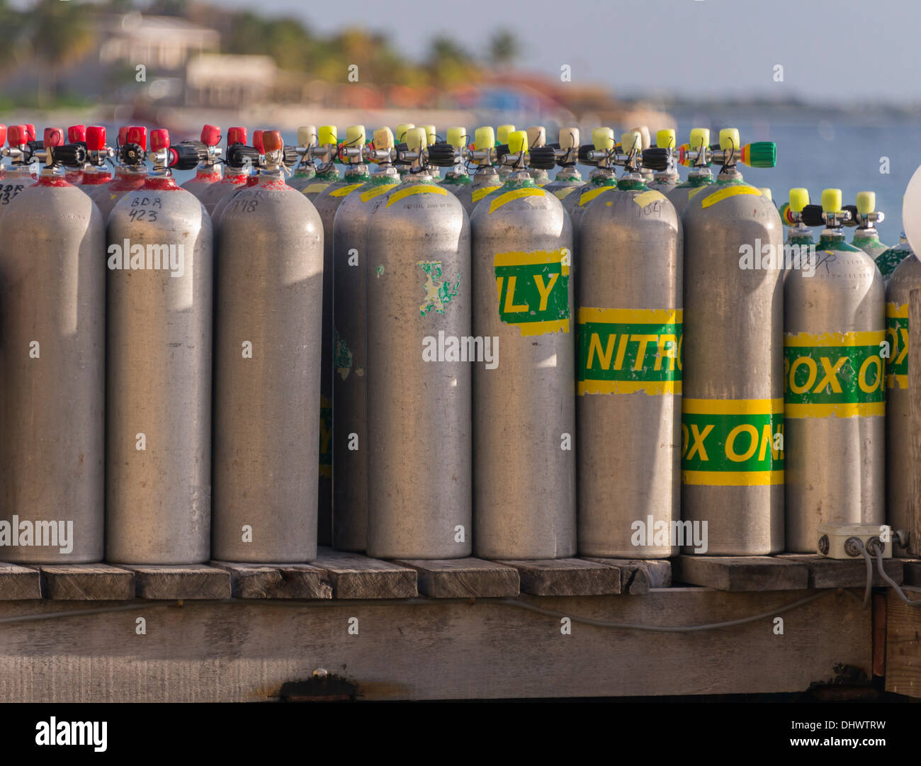 Scuba diving cilindri sul pontile in Bonaire, Antille olandesi Foto Stock