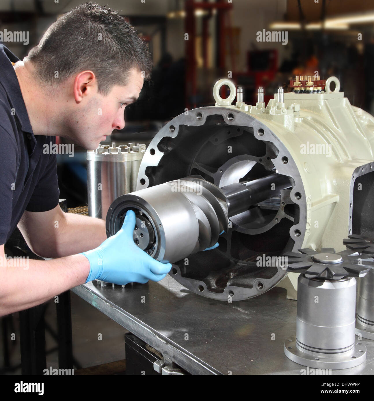 Un ingegnere assembla un compressore in un Regno Unito impianto di fabbricazione Foto Stock