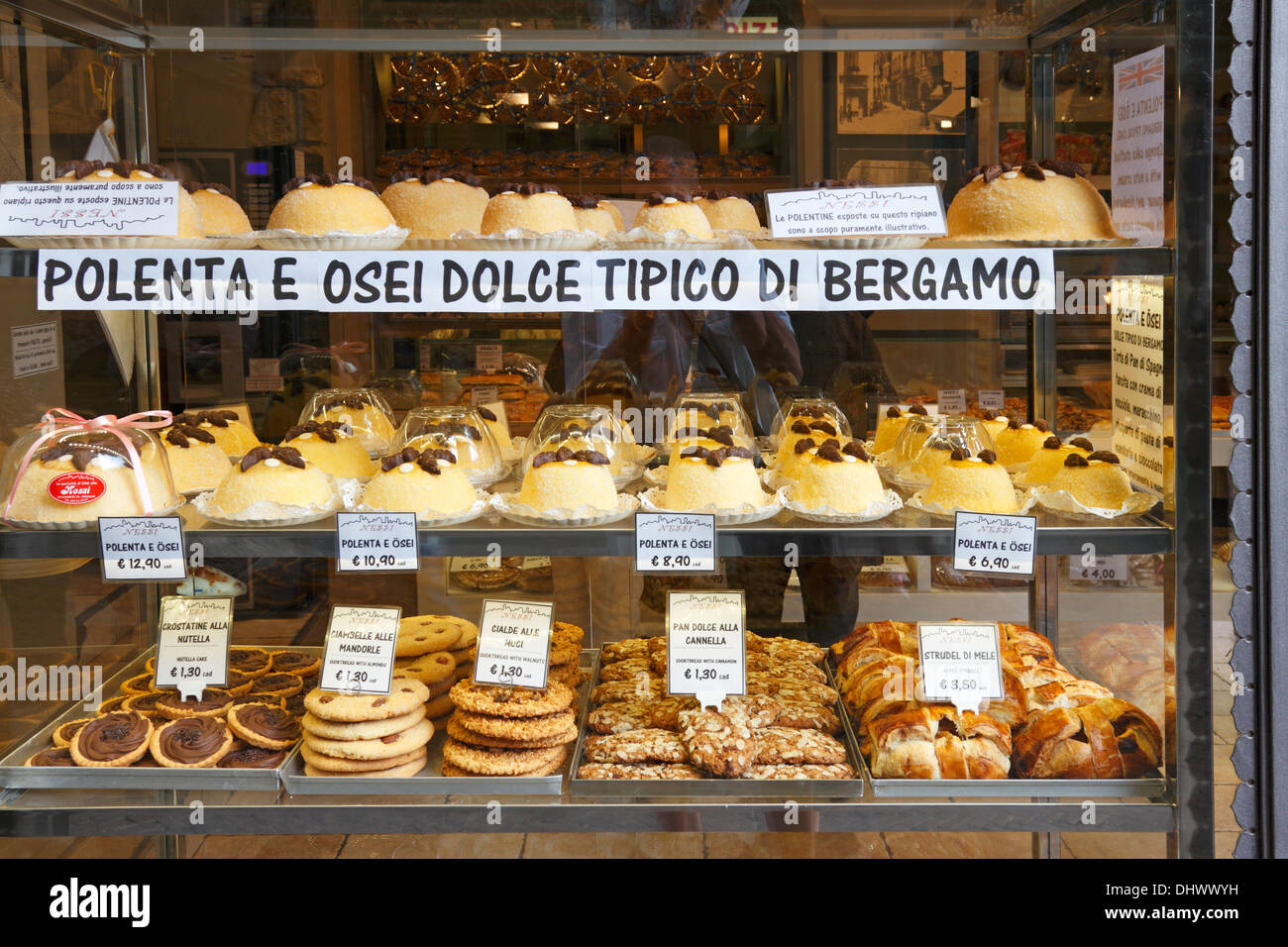 Polenta e Osei torta di nessi pasticceria vetrina Bergamo Alta, Italia. Foto Stock