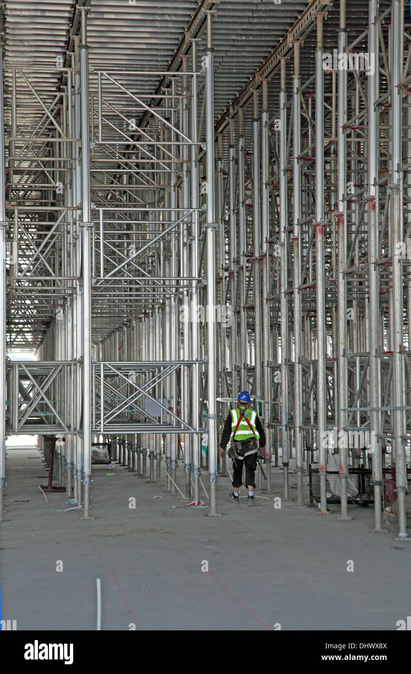 Un costruttore di passeggiate tra 8 metro alto cassero in alluminio di strutture di sostegno per la costruzione di un nuovo supermercato di Londra. Foto Stock