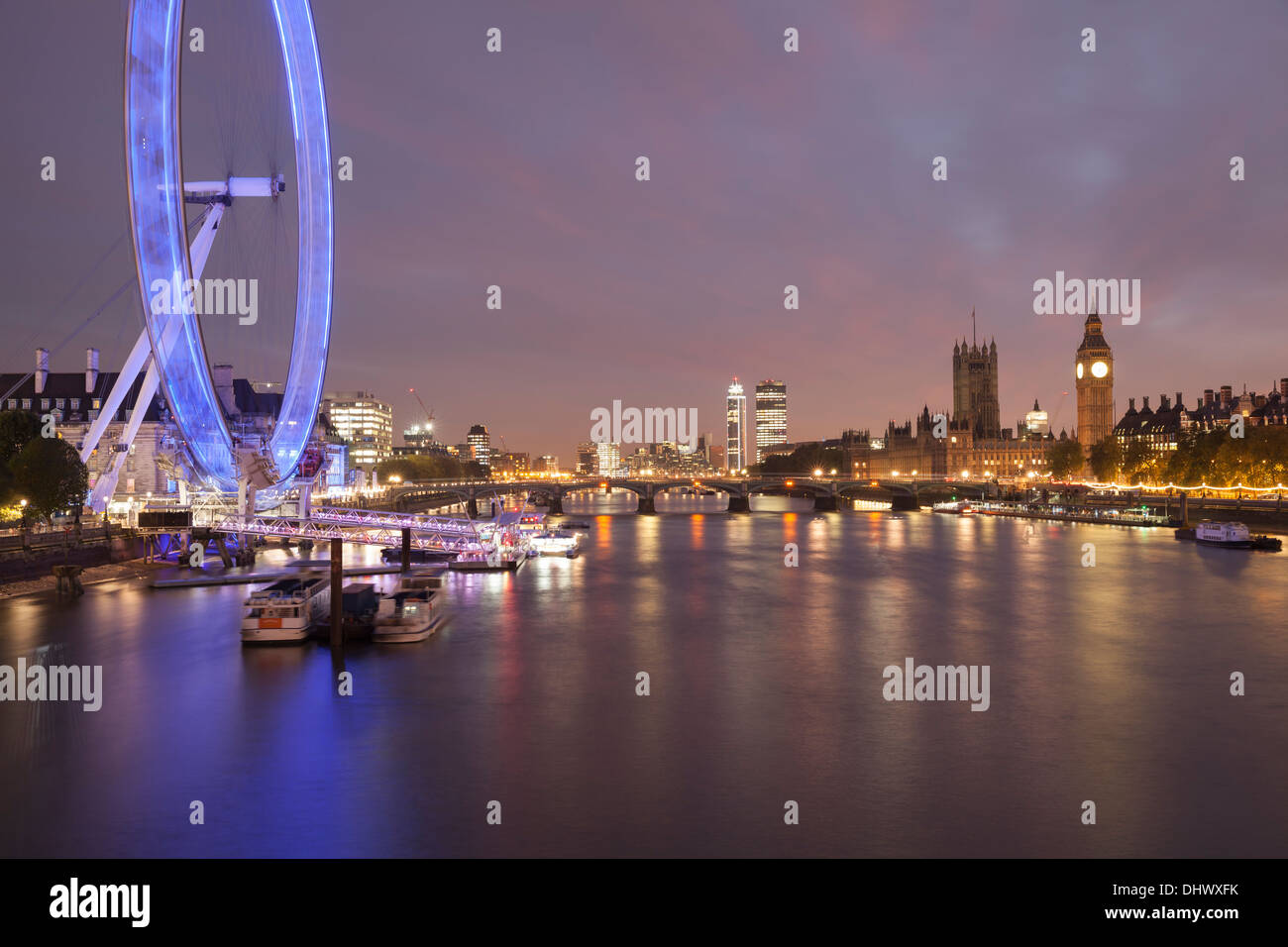 Vista sul Fiume Tamigi per il London Eye e le case del Parlamento europeo a Londra, Inghilterra Foto Stock