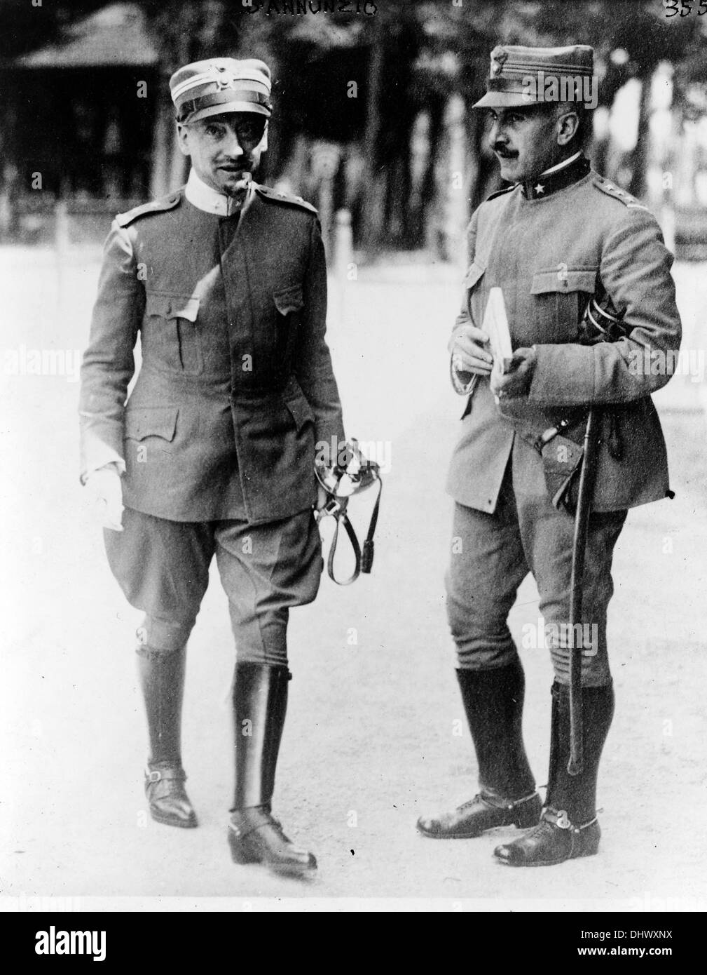 Gabriele D'Annunzio, sinistra, principe di Montenevoso, scrittore italiano, poeta, giornalista, drammaturgo e soldato durante la guerra mondiale I. Foto Stock