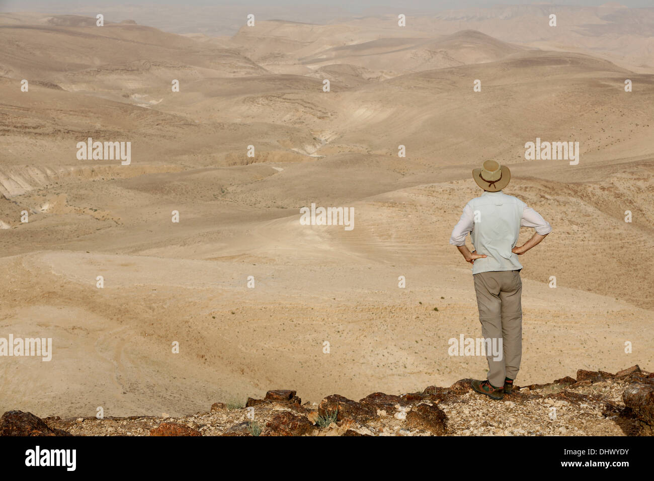 Pellegrinaggio in Terra Santa. Pellegrino nel deserto della Giudea. Foto Stock