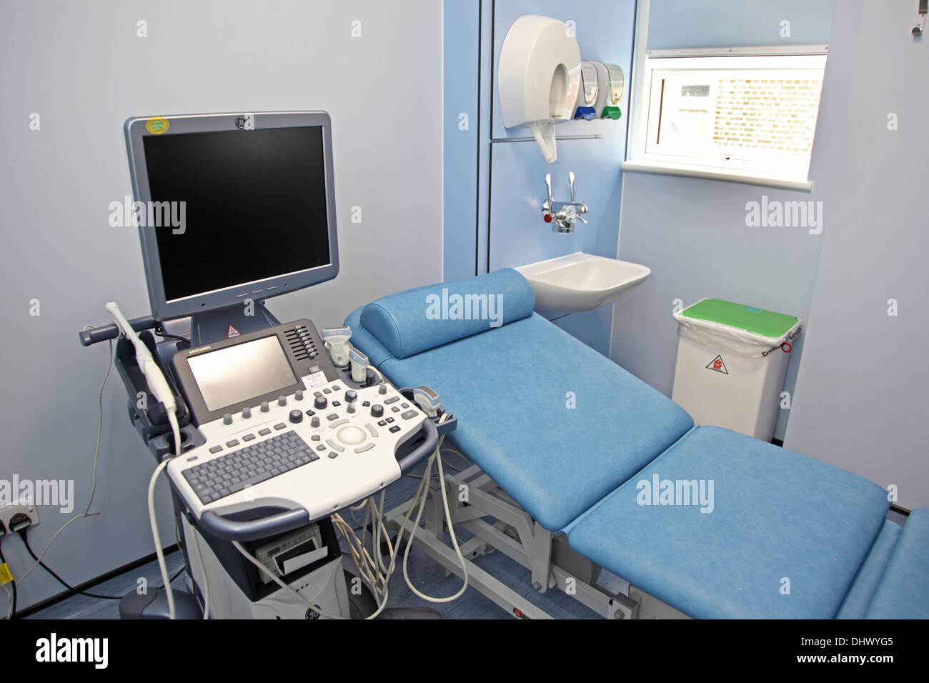 Una macchina ad ultrasuoni accanto al letto di un ospedale in un nuovo ospedale di Londra Foto Stock