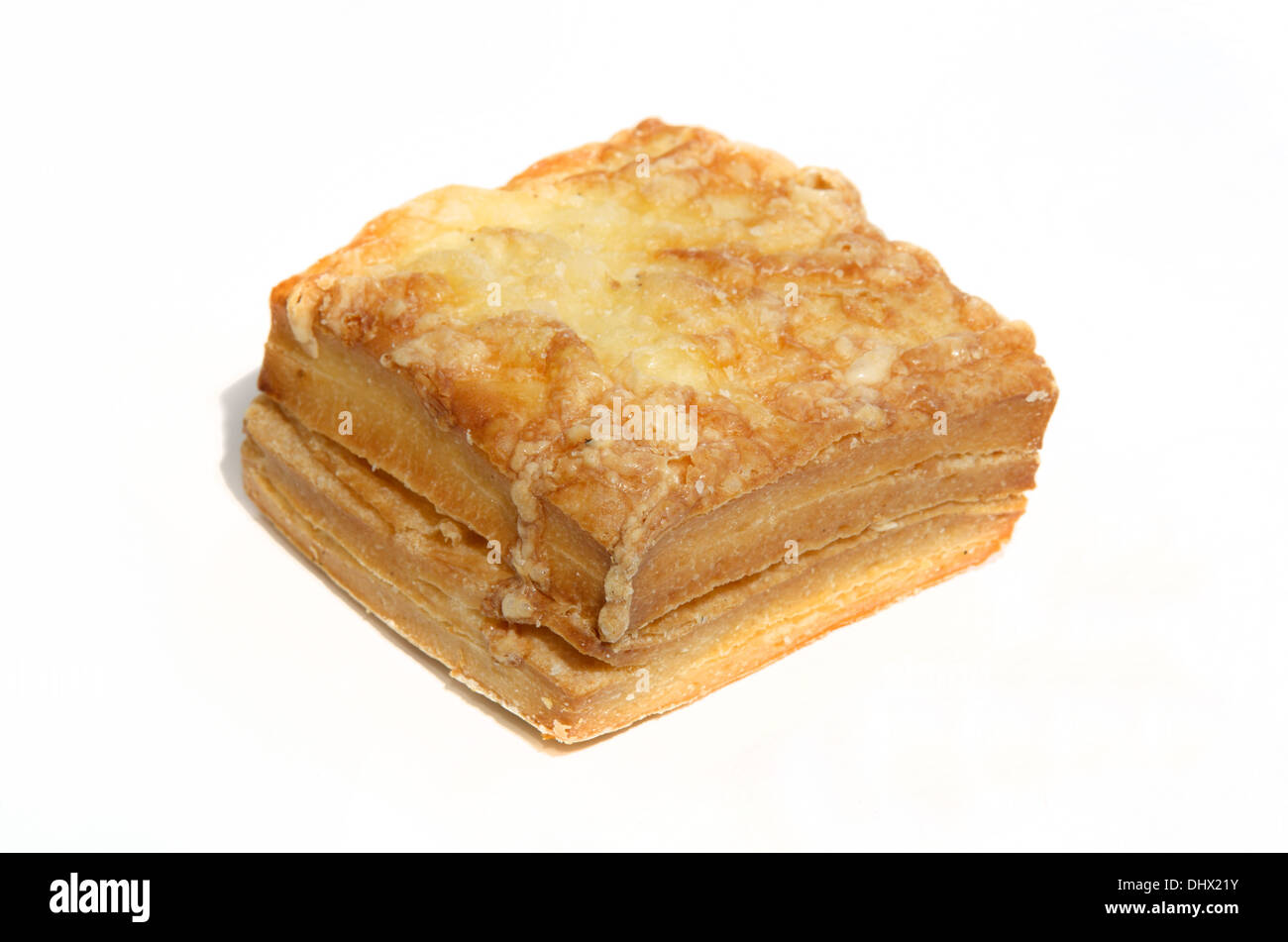Home reso caldo formaggio quadrato scone isolato su bianco Foto Stock