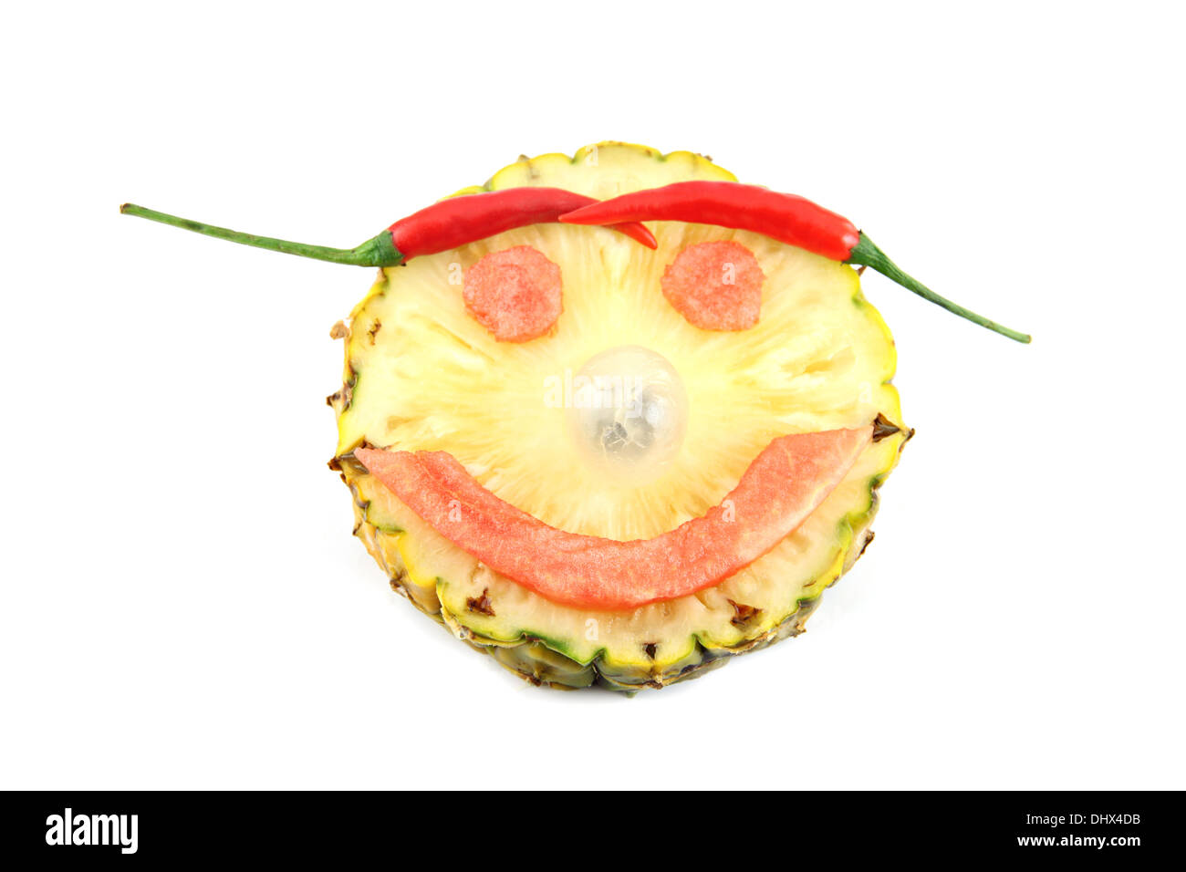 Smile volto di emozione immagine fatta ​​from mix frutti su sfondo bianco. Foto Stock