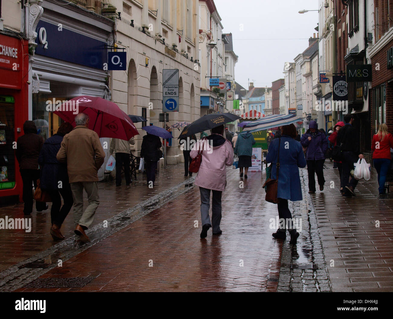 Barnstaple high street, Devon, Regno Unito sotto la pioggia Foto Stock